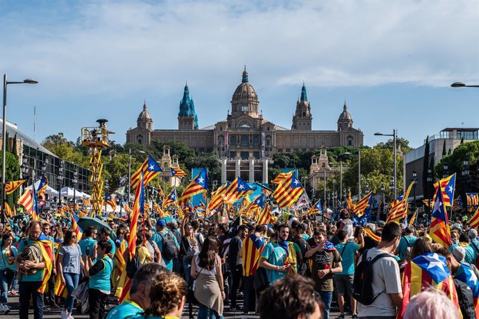 Centenars de persones amb banderes de l'estelada (bandera independentista catalana) acudeixen a la manifestació convocada per l'Assemblea Nacional Catalana (ANC) amb el lema 'Objectiu Independncia (Objectiu independncia)', en els actes de la Diada 201