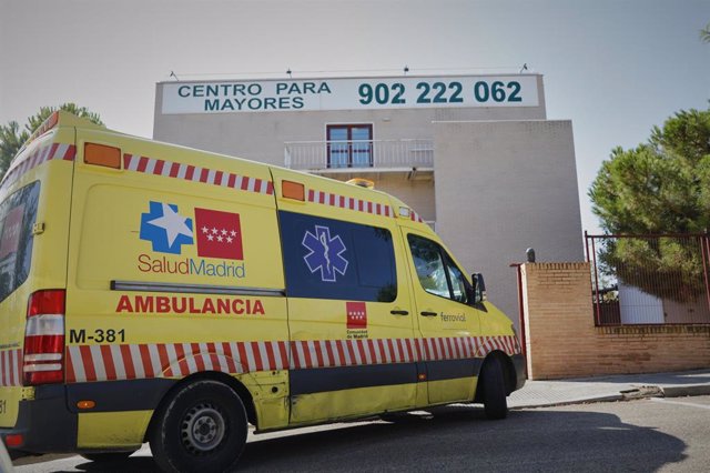 Una ambulancia de SaludMadrid a su llegada a de la residencia Casablanca de Valdemoro (Madrid), en Valdemoro, Madrid
