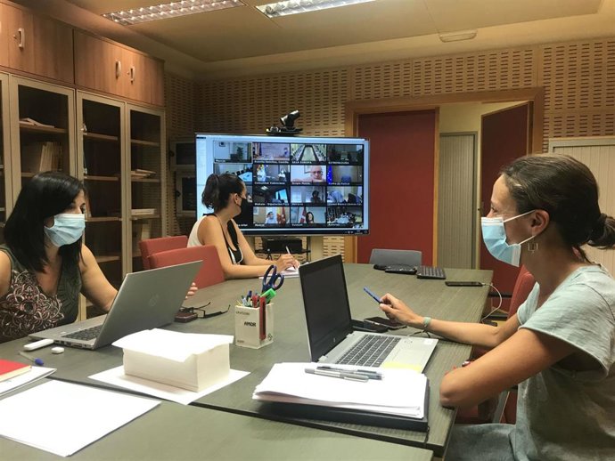 Melania Álvarez, a la derecha