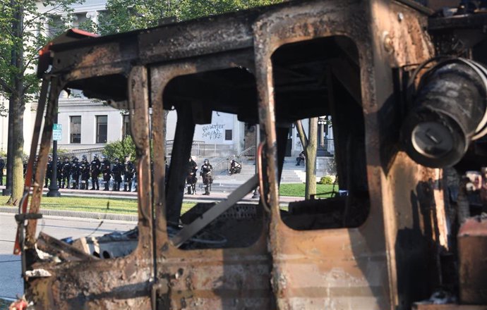 Restos de un vehículo incendiado por los manifetantes en Kenosha, Wisconsin. 