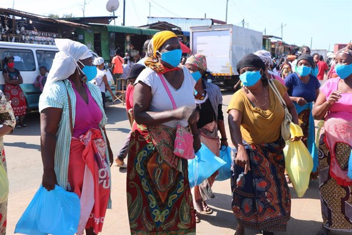 Un grupo de mujeres en un mercado callejero de Maputo, Mozambique.