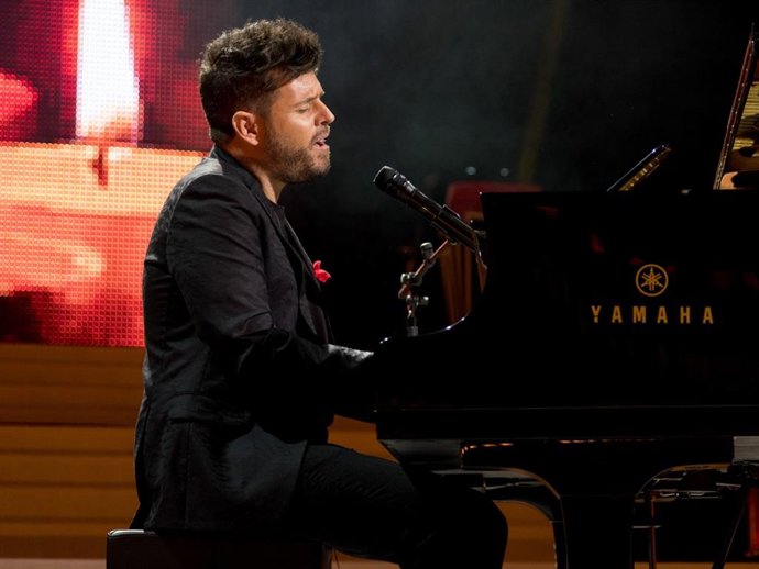 Pablo López, en una imagen de archivo emocionando al público con su inseparable piano