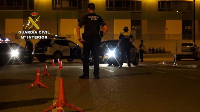 Disuelta una concentración ilegal de más de 150 vehículos, en un polígono industrial de Zaragoza.