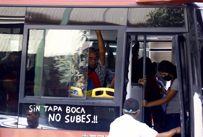 Mensaje a favor del uso de mascarillas en una autobús de la ciudad venezolana de Valencia