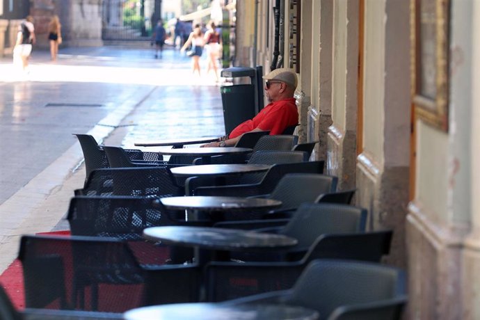 Ambiente en las terrazas de los bares durante el primer día de la prohibición de realizarlo en la vía pública en Andalucía si no existe una distancia de dos metros de separación con otras personas para evitar contagios de Covid-19. En Málaga