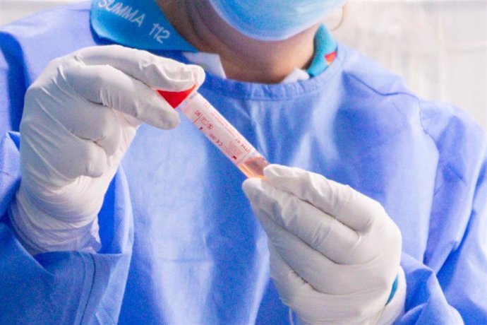 Un treballador sanitari protegit sosté una de les provetes utilitzades per a la realització de tests PCR al Centre d'Especialitats Carabanchel Alt
