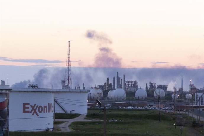 EEUU.- El 'split' de Apple expulsa a Exxon Mobil del Dow Jones tras casi un sigl