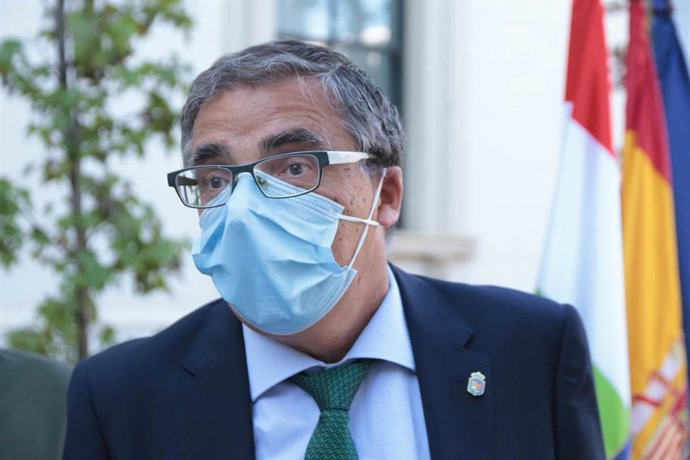 El nuevo consejero de Gobernanza Pública y Servicios a la Ciudadanía de La Rioja, Pablo Rubio, durante la celebración del acto oficial de toma de posesión de los miembros del Gobierno de La Rioja, en el patio del Palacio de Gobierno, en Logroño.