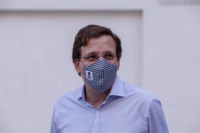 El alcalde de Madrid, José Luis Martínez-Almeida, visita el frontón Beti Jai, en Madrid (España) a 25 de agosto de 2020.