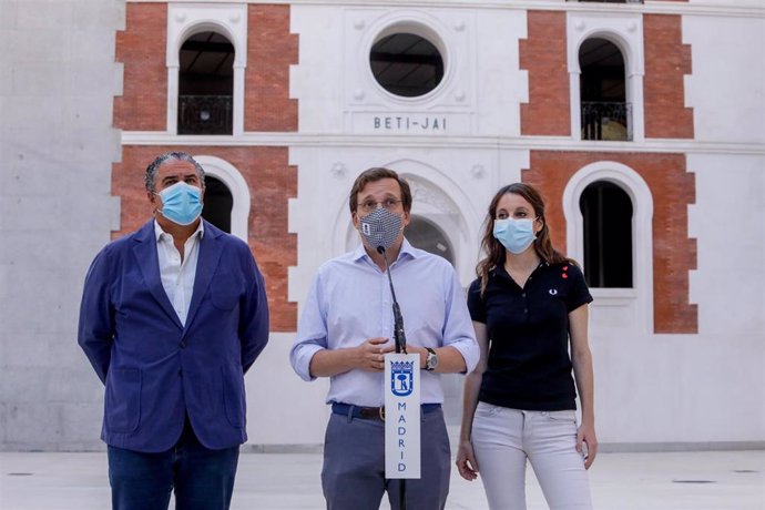 El alcalde de Madrid, José Luis Martínez-Almeida, interviene junto a la delegada del Área de Cultura, Turismo y Deporte, Andrea Levy, durante su visita el frontón Beti Jai, en Madrid (España) a 25 de agosto de 2020.