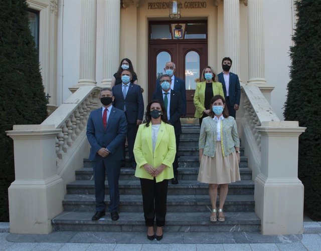 Los miembros del Gobierno de La Rioja, con Concha Andreu como presidenta, posan durante la celebración del acto oficial de toma de posesión de los miembros del Gobierno de La Rioja, en el patio del Palacio de Gobierno, en Logroño, La Rioja.