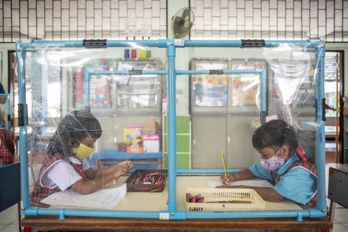 Medidas de distanciamiento en una escuela de Bangkok
