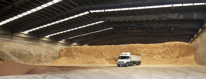 Traslado de productos agroalimentarios en el Port de Tarragona.