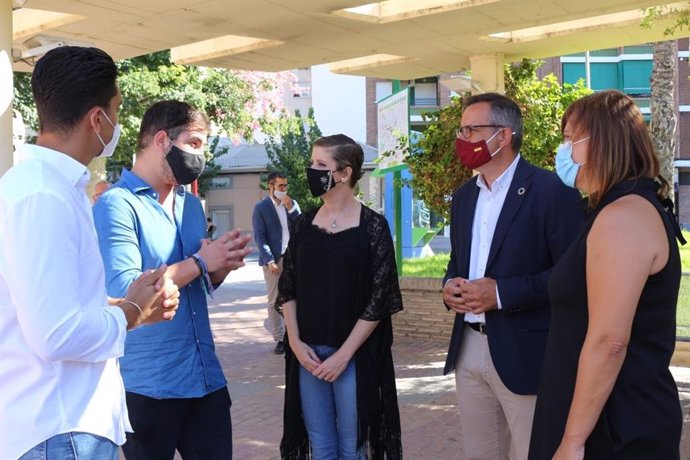 El secretario general del PSRM-PSOE y portavoz del Grupo Parlamentario Socialista, Diego Conesa, y la alcaldesa de Molina de Segura, Esther Clavero