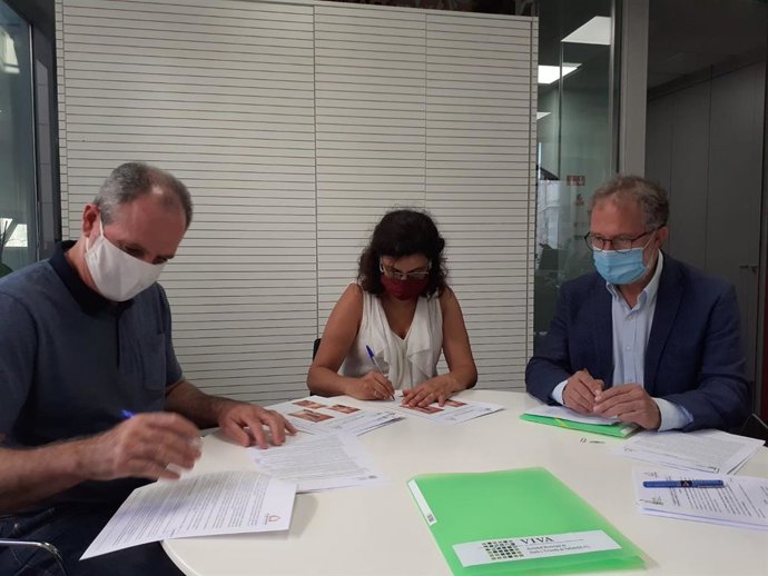 Firma de dos contratos del programa ALVA de alquiler de vivienda en Valladolid.