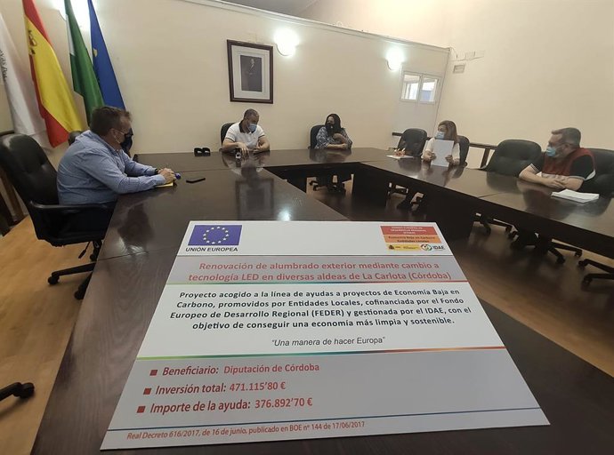 Dolores Amo con Antonio Granados y representantes municipales de La Carlota.