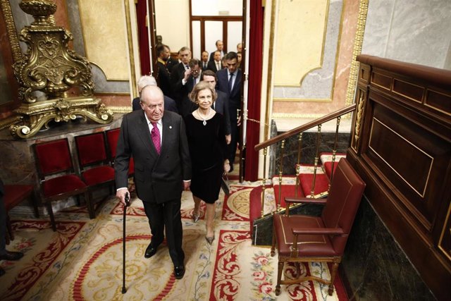 El rey emérito don Juan Carlos I y la reina consorte emérita doña Sofía entran en el acto conmemorativo del 40º aniversario de la Constitución de 1978 en el Congreso.