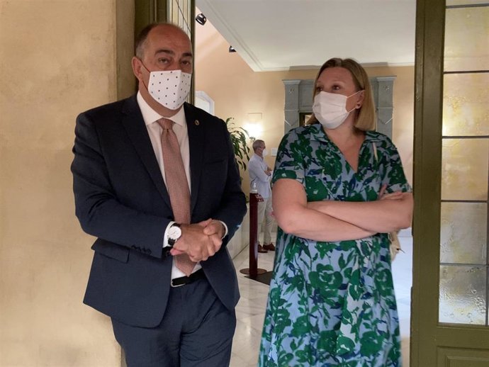 El presidente de la Diputación, Miguel Ángel de Vicente, junto a la consejera de Familia, Isabel Blanco.