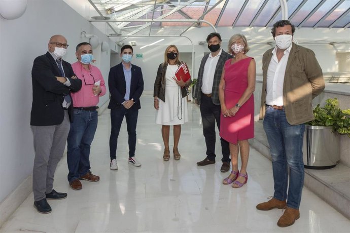 La consejera de Educación, Marina Lombó, con los integrantes de la Comisión de Educación del Parlamento