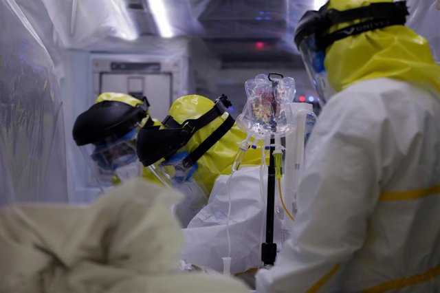 Sanitarios protegidos con un traje protector frente al Covid-19, foto de archivo