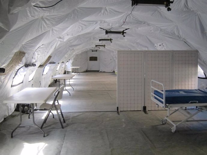 Interior de la carpa de triaje de Urgencias instalada en el Hospital Clínico de Zaragoza por el Ejército.