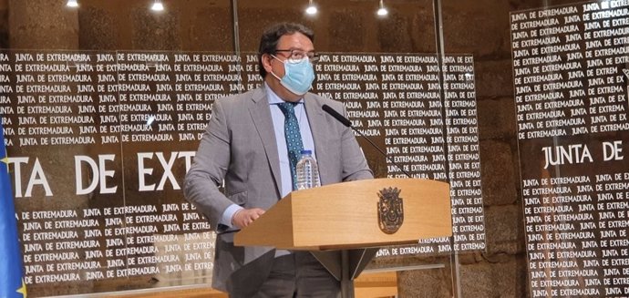 El vicepresidente segundo y consejero de Sanidad y Servicios Sociales, José María Vergeles, en una rueda de prensa