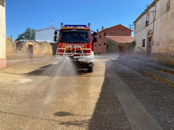 Bomberos de Soria desinfectado calles durante el estado de alarma.