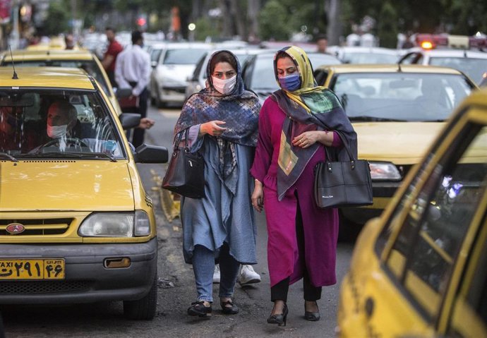 Mujeres con mascarilla en la ciudad iraní de Rasht
