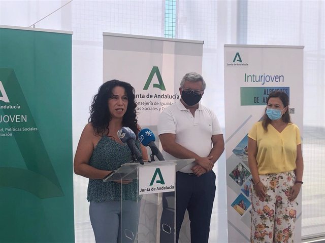 La consejera de Igualdad, Políticas Sociales y Conciliación, Rocío Ruiz, en su visita este martes al albergue Inturjoven de Punta Umbría (Huelva).