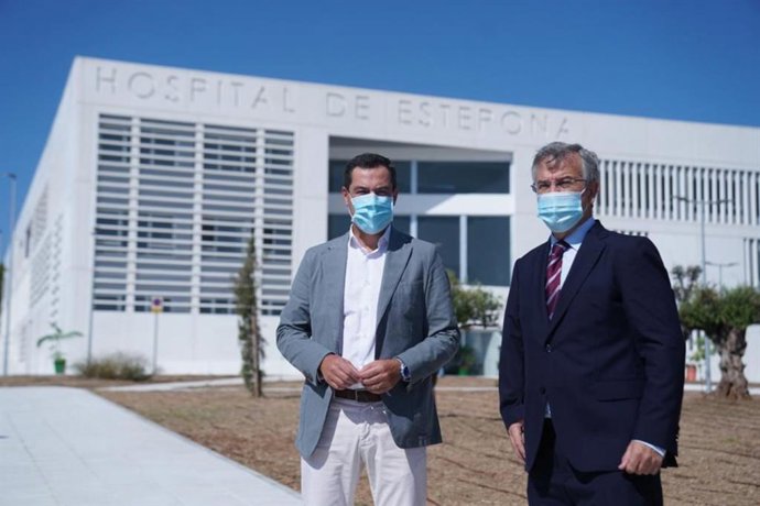 Juanma Moreno en el municipio malagueño de Estepona junto al alcalde de la localidad