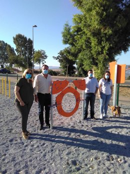 Francisco Palomares con José Ignacio Expósito y autoridades locales en el parque canino.