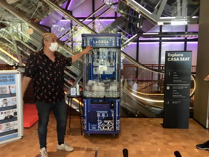 El artista Álex Peña, en la instalación 'Recreativos Federico'