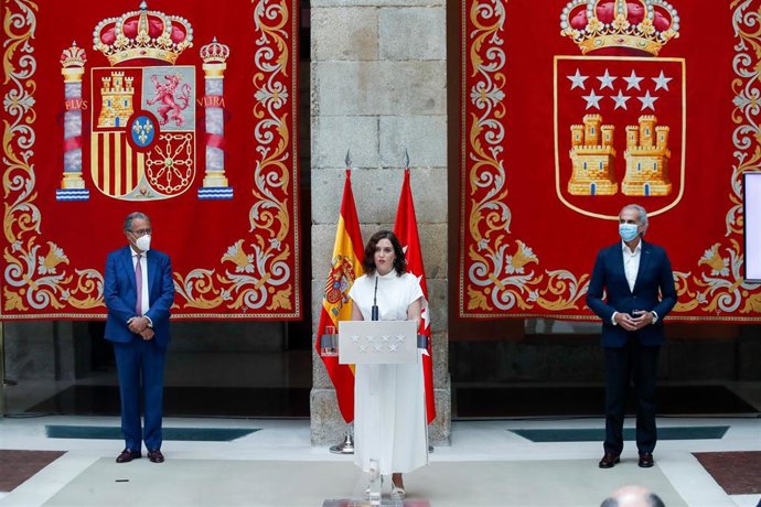 La presidenta de la Comunidad de Madrid, Isabel Díaz Ayuso, acompañada por el consejero de Sanidad, Enrique Ruiz Escudero, y el consejero de Educación y Juventud, Enrique Ossorio