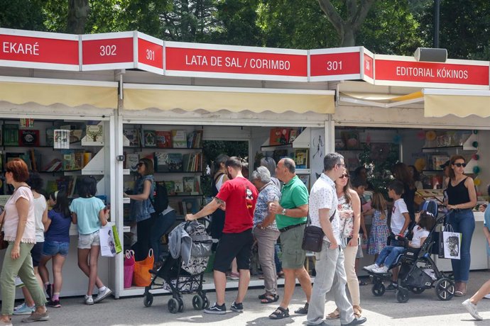Visitantes pasean por las casetas de la Feria del Libro de Madrid del año pasado