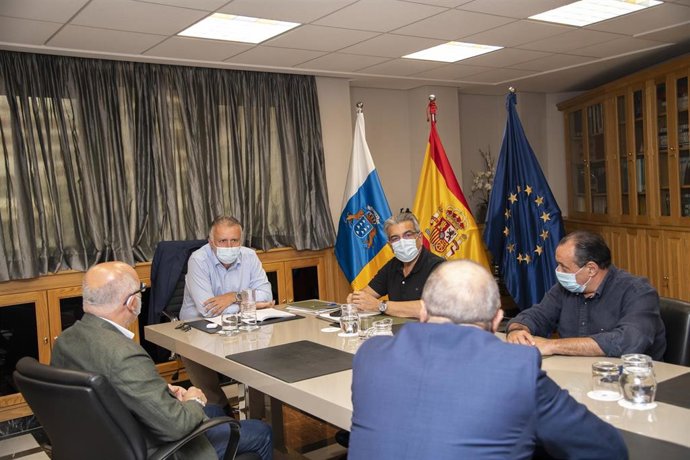 El presidente de Canarias, Ángel Víctor Torres; el vicepresidente y el consejero de Sanidad, Román Rodríguez y Blas Trujillo, respectivamente, reunidos con el presidente del Cabildo de Gran Canaria y el alcalde de Las Palmas de Gran Canaria