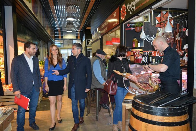 Imagen de una visita de la Junta y el Ayuntamiento al Mercado de San Agustín, en imagen de archivo