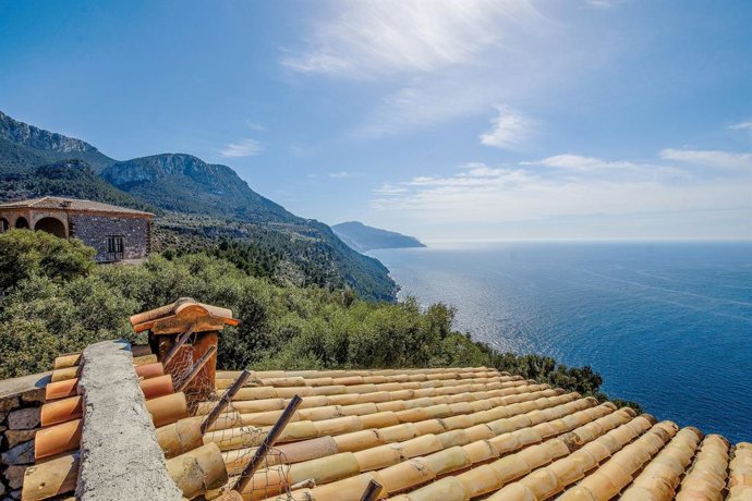 Vista panorámica del mar Mediterráneo desde Dei, en la Serra de Tramuntana (Mallorca).