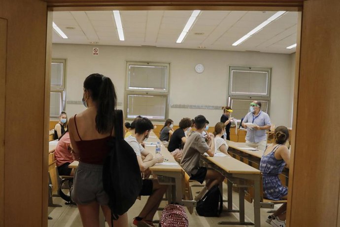 Un grupo de estudiantes espera en un aula a comenzar las pruebas de la Evaluación de Acceso a la Universidad (EVAU), en el Edificio Politécnico de la Universidad de Alcalá de Henares (Madrid)