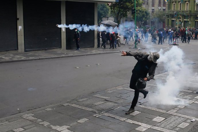 Enfrentamientos entre manifestantes y policías en La Paz