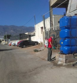 Depósitos de agua instalados en los asentamientos de infraviviendas en El Ejido