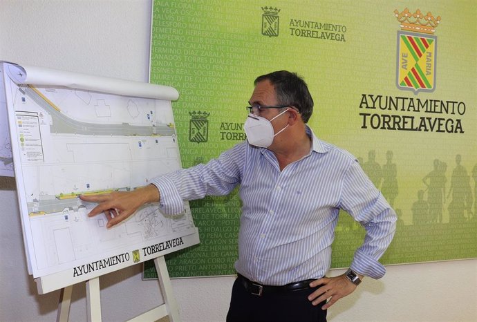 José Manuel Cruz Viadero presenta el proyecto de urbanización de la Avenida Fernández Vallejo, en Viénoles