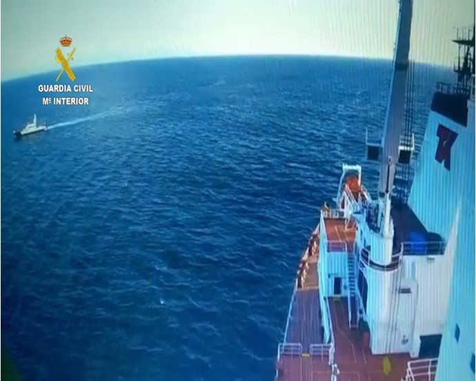 Imagen de la intervención de la Guardia Civil en aguas internacionales para deterner a un marinero que hirió a otro tripulane causándole heridas de arma blanca.