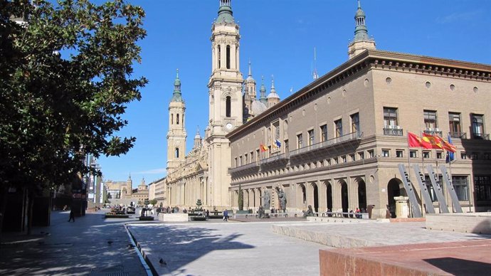 Plaza Del Pilar De Zaragoza, con el Ayuntamiento de Zaragoza en primer término.            