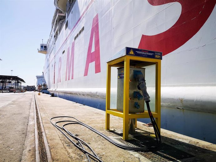 Ferri se abastece de energía eléctrica en el puerto de Almería
