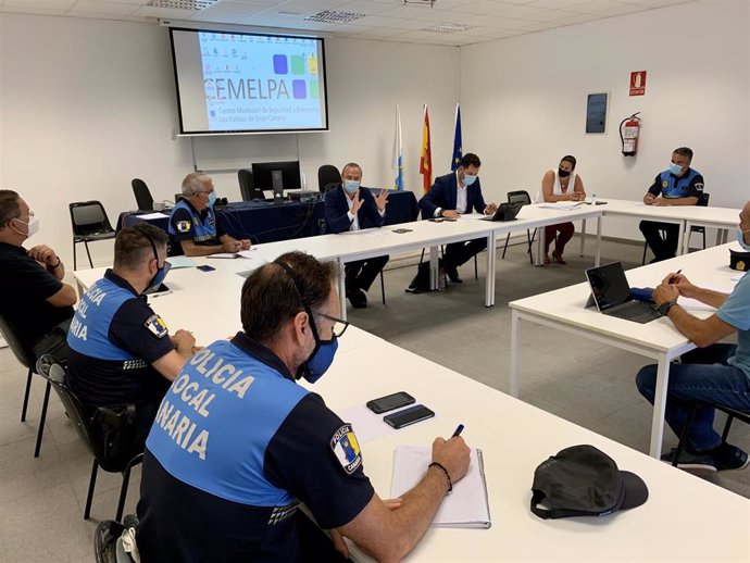 El alcalde de Las Palmas de Gran Canaria, Augusto Hidalgo, en una reunión para organizar el dispositivo de control sobre la Covid-19