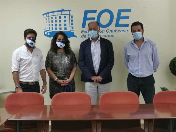 El portavoz del Grupo Municipal de Cs en el Ayuntamiento de Huelva,Guillermo García de Longoria,  junto a la viceportavoz, Noelia Álvarez, y los representantes de Huelva Comercio.