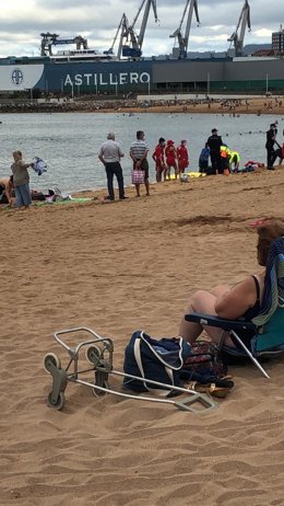 Los equipos de emergencia tratan sin éxito de reanimar a un bañista en la playa del Arbeyal, en Gijón