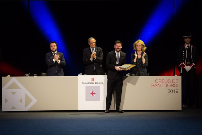El presidente de la Generalitat de Cataluña, Quim Torra, entrega la Creu de Sant Jordi al futbolista, Leo Messi.
