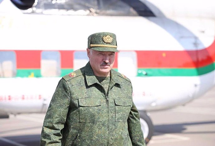 El presidente de Bielorrusia, Alexander Lukashenko, con uniforme militar