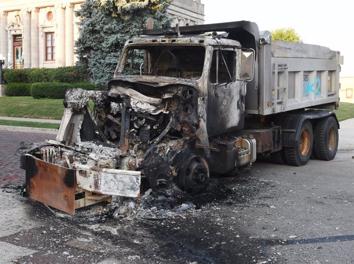 Restos de un vehículo incendiado durante los disturbios en Wisconsin. 